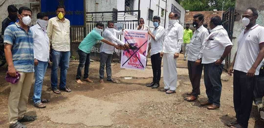 आमदार पडळकरांच्या वक्तव्याचा #निषेध करीत 'जोडेमार' आंदोलन; राष्ट्रवादीचा कॉंग्रेस पक्ष संतप्त, शरदचंद्र पवारांबद्दल आक्षेपार्ह विधान