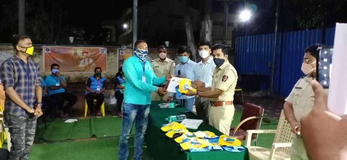 पंढरपुर येथील सामाजिक कार्यकर्ते जुबेर हमीद बागवान यांचा पंढरपुर शहर पोलिस स्टेशन तर्फे सन्मान