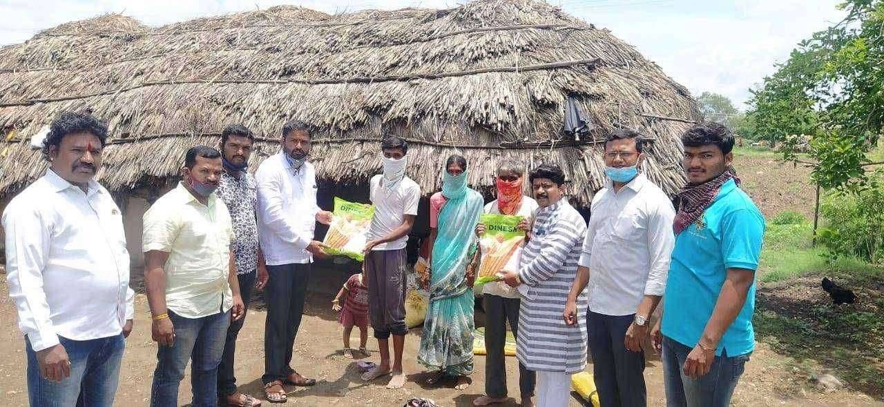 श्रीकांत शिंदे यांनी सुप्रियाताई सुळे यांच्या वाढदिवसानिमित्त राष्ट्रवादी प्रदेश कॉंग्रेसने केले शेतकऱ्यांना मोफत मकेचे बियाणे वाटप