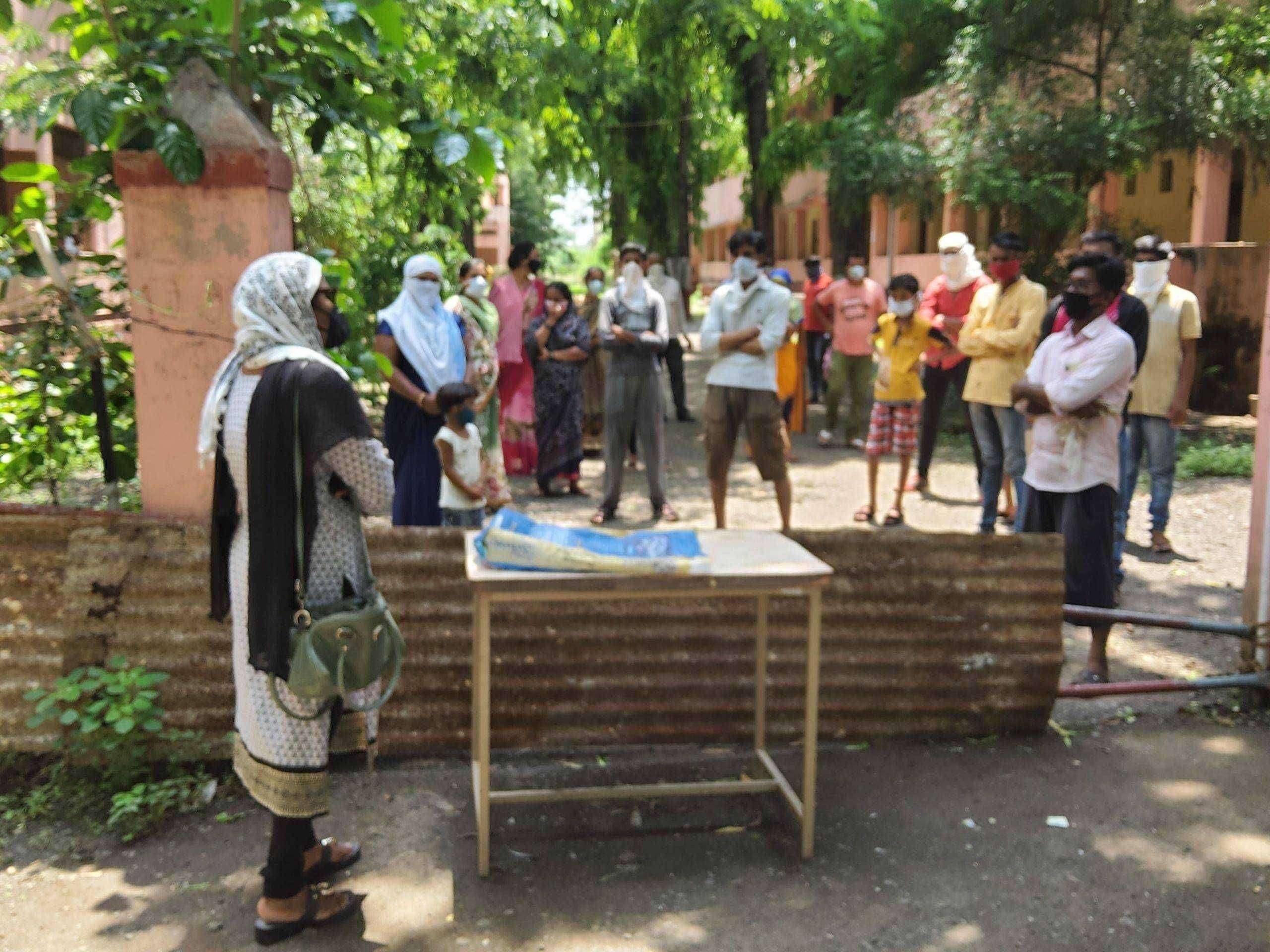 ? ठोस प्रहार ब्रेकिंग..अमळनेर कोव्हीड केअर सेंटर मधील लोक गावात फिरून येतात?प्रशासन झोपा काढते का? ...पॉझिटिव्ह आणि कोरेन्टाईन रुग्णांनी केल्या तक्रारी