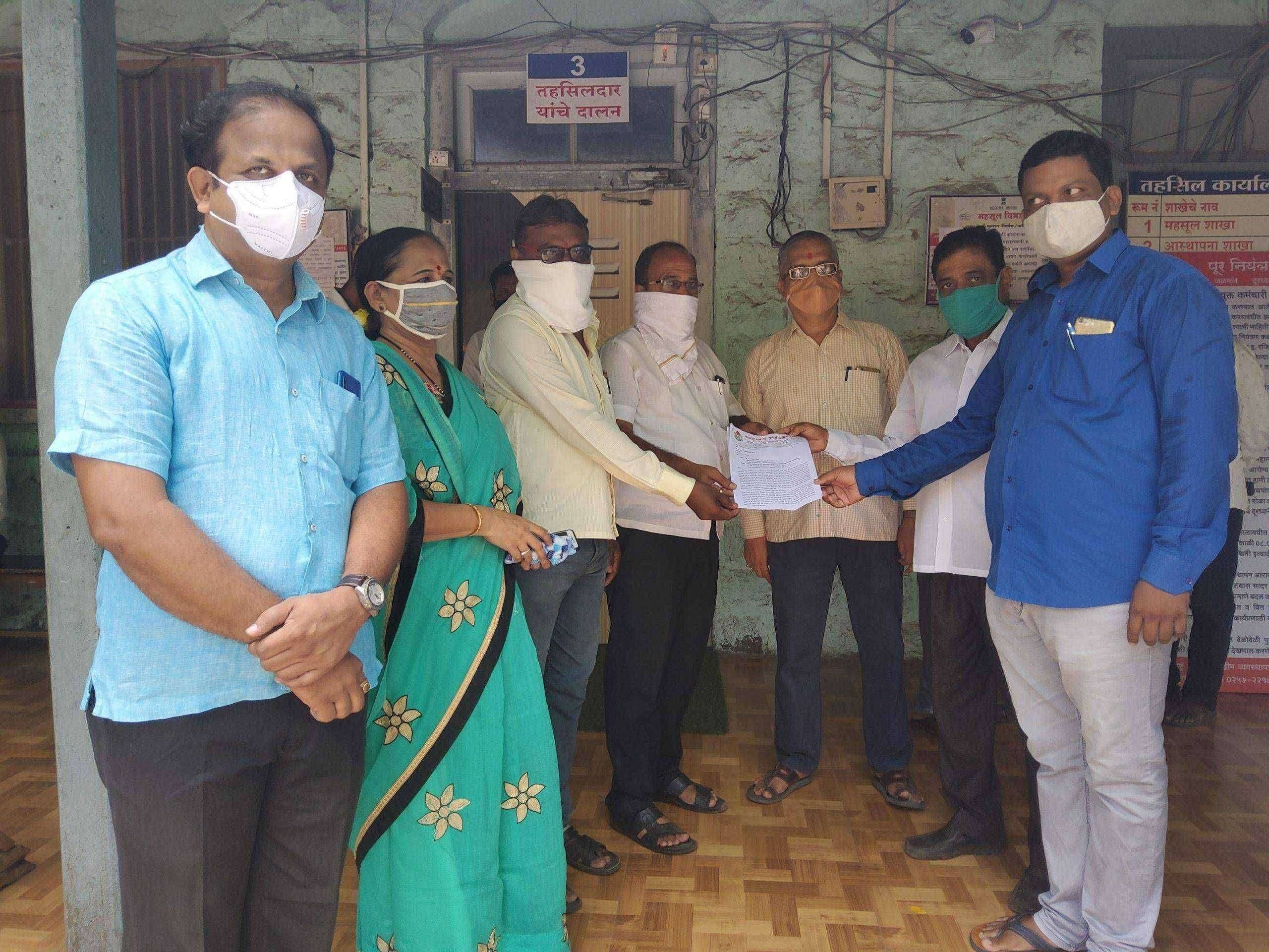 अमळनेर ग्रामीण काँग्रेस कमेटी तरफे पेट्रोल डिझेलचे वाढते दर कमी करावे त्याबाबत नयाब तहसीलदार यांना निवेदन