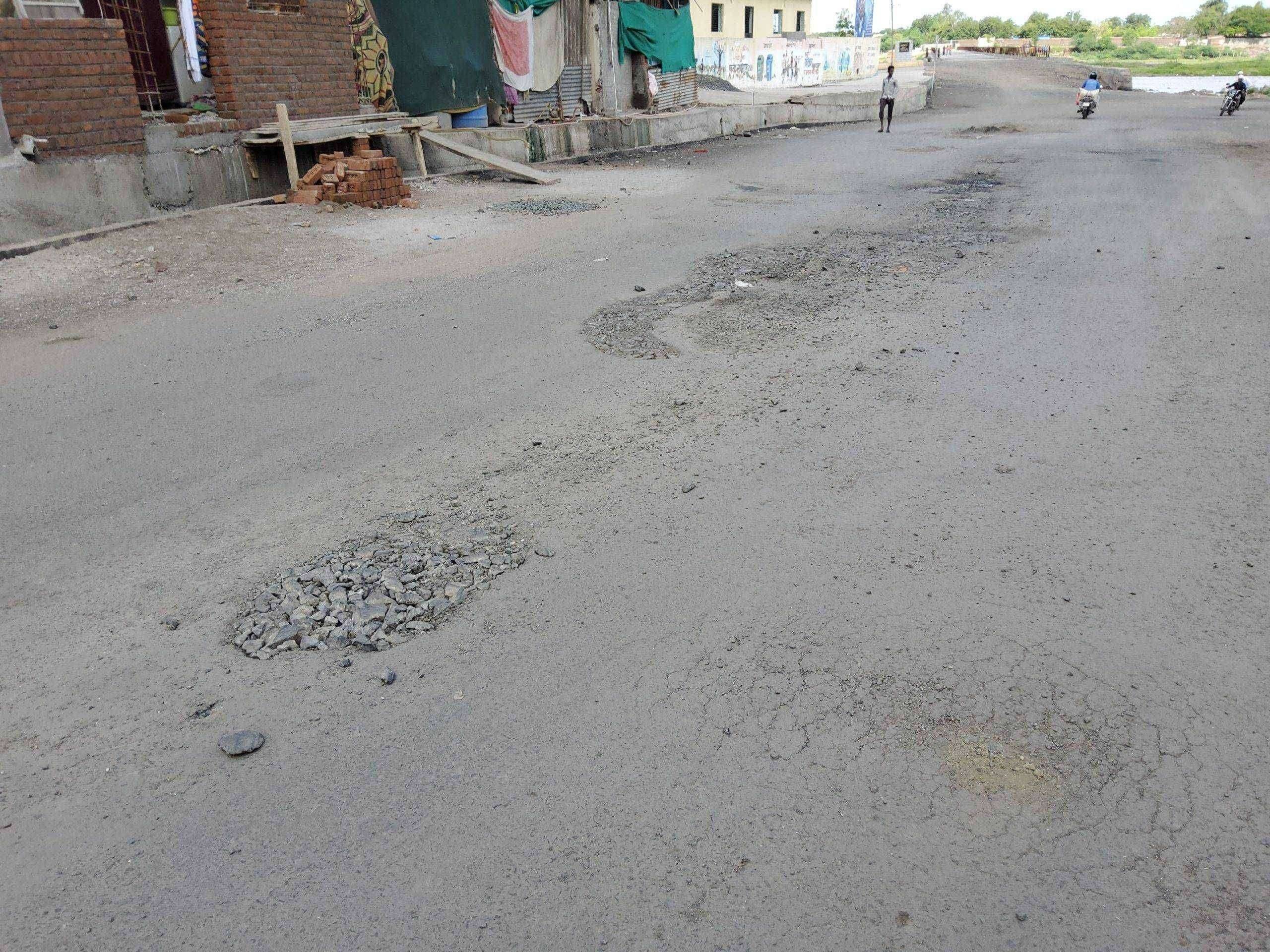 ?️ ठोस प्रहार ब्रेकिंग...भिगी भिगी (लाखो रु) सडकोंमे...ऐसी बरसातों में खड्डे पडते हैं! एकाच पावसात खड्डे ही पडले लाखांचे!