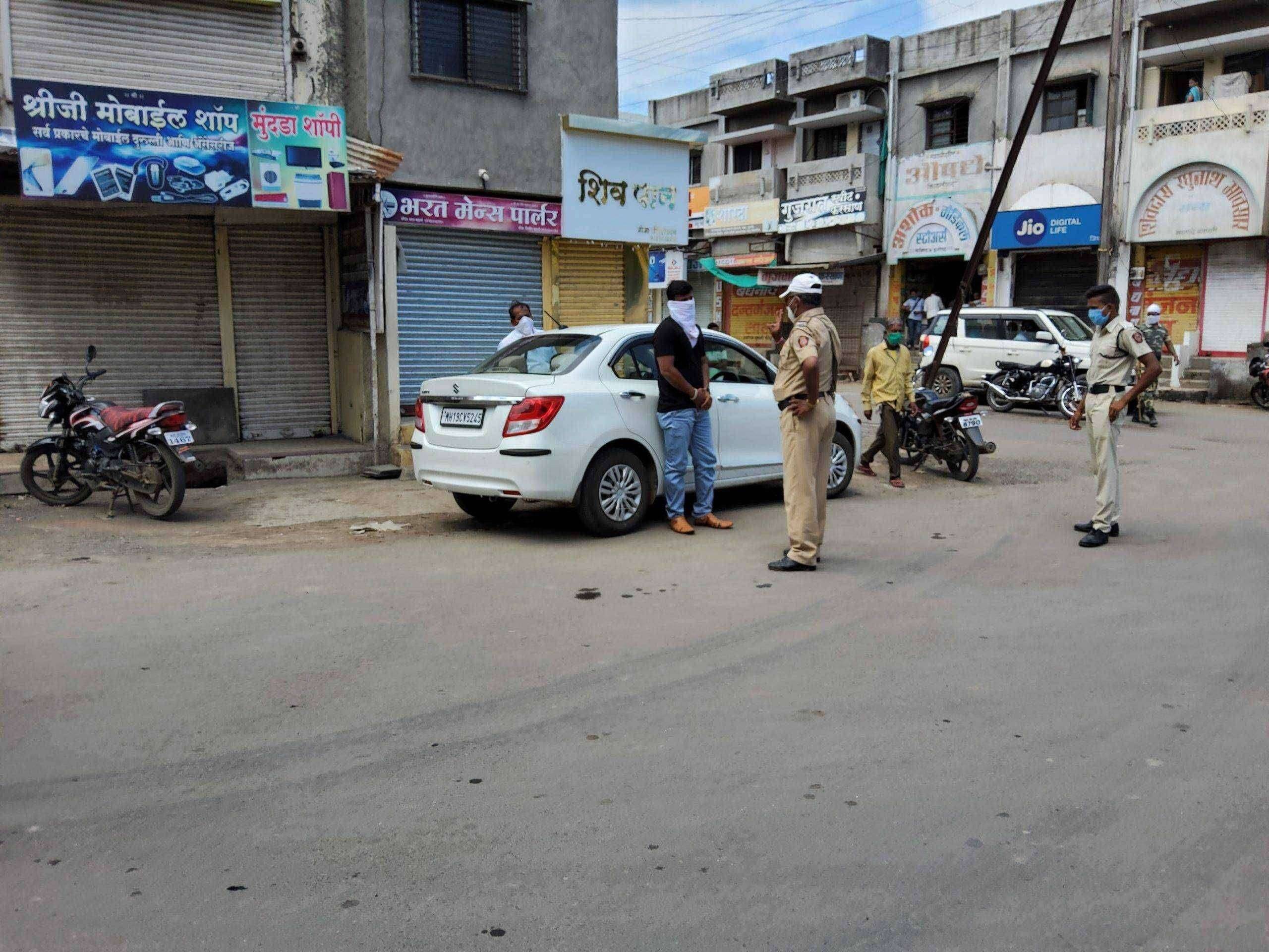 अमळनेर शहरातील लॉक डाऊन च्या अनुषंगाने शहरात फिरणारे लोकांवर १४१