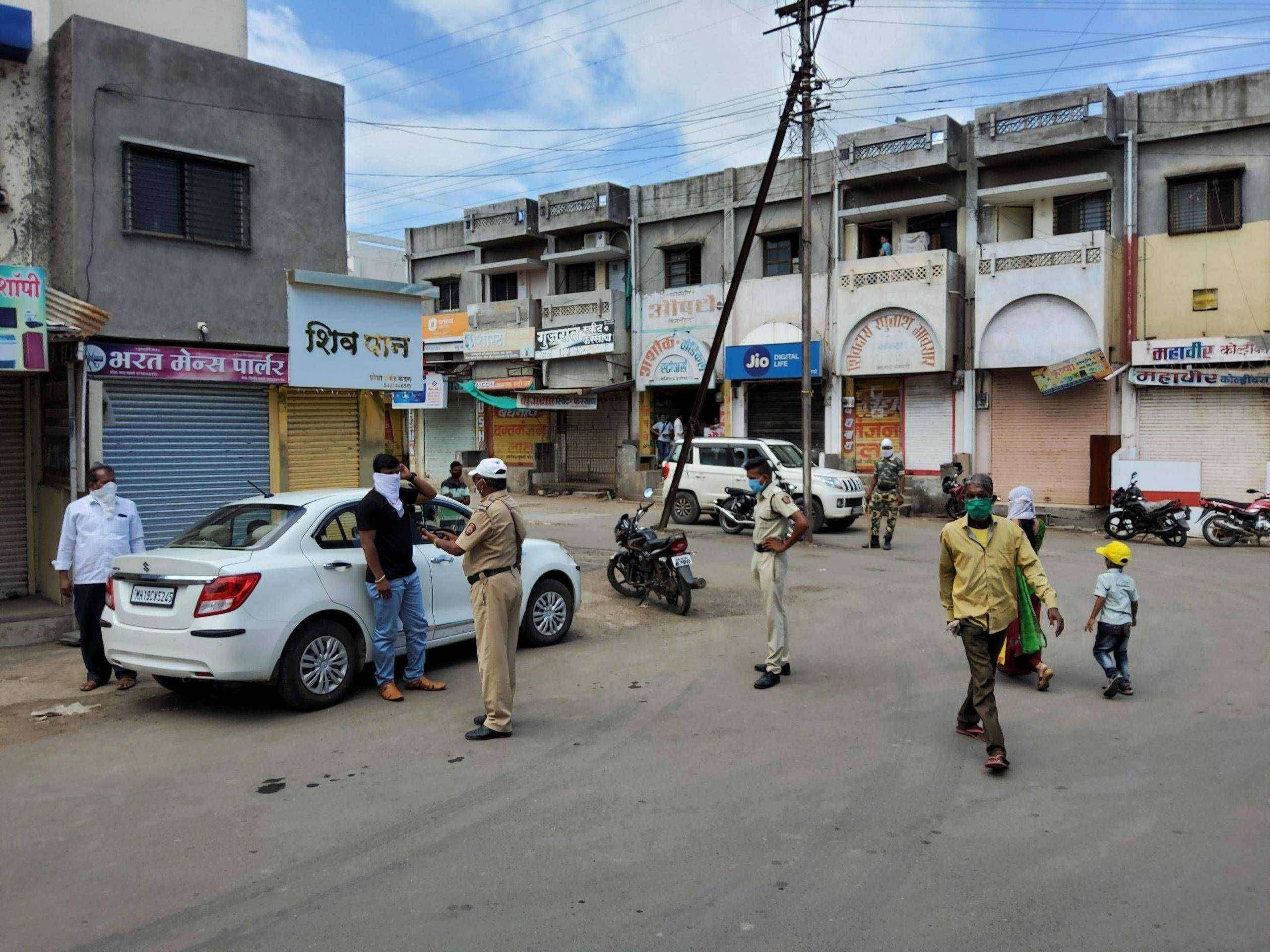 ?️ लॉक डाउनच्या दुसऱ्या दिवशीही अमळनेर पोलिसांची धडक कार्यवाही...