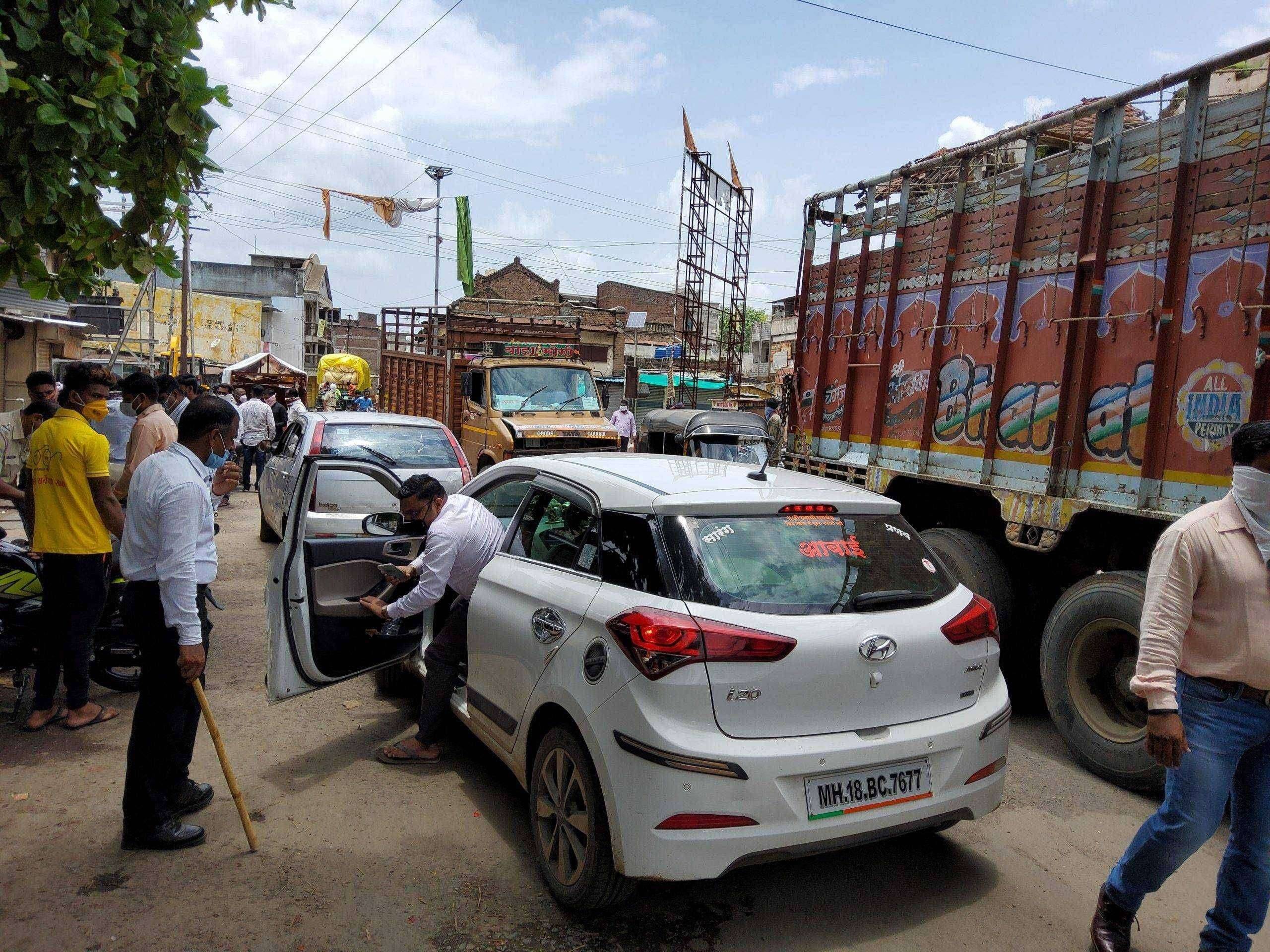 आज लॉक डाऊन च्या अनुषंगाने शहरात फिरणारे लोकांवर १०३ दंडात्मक कारवाई
