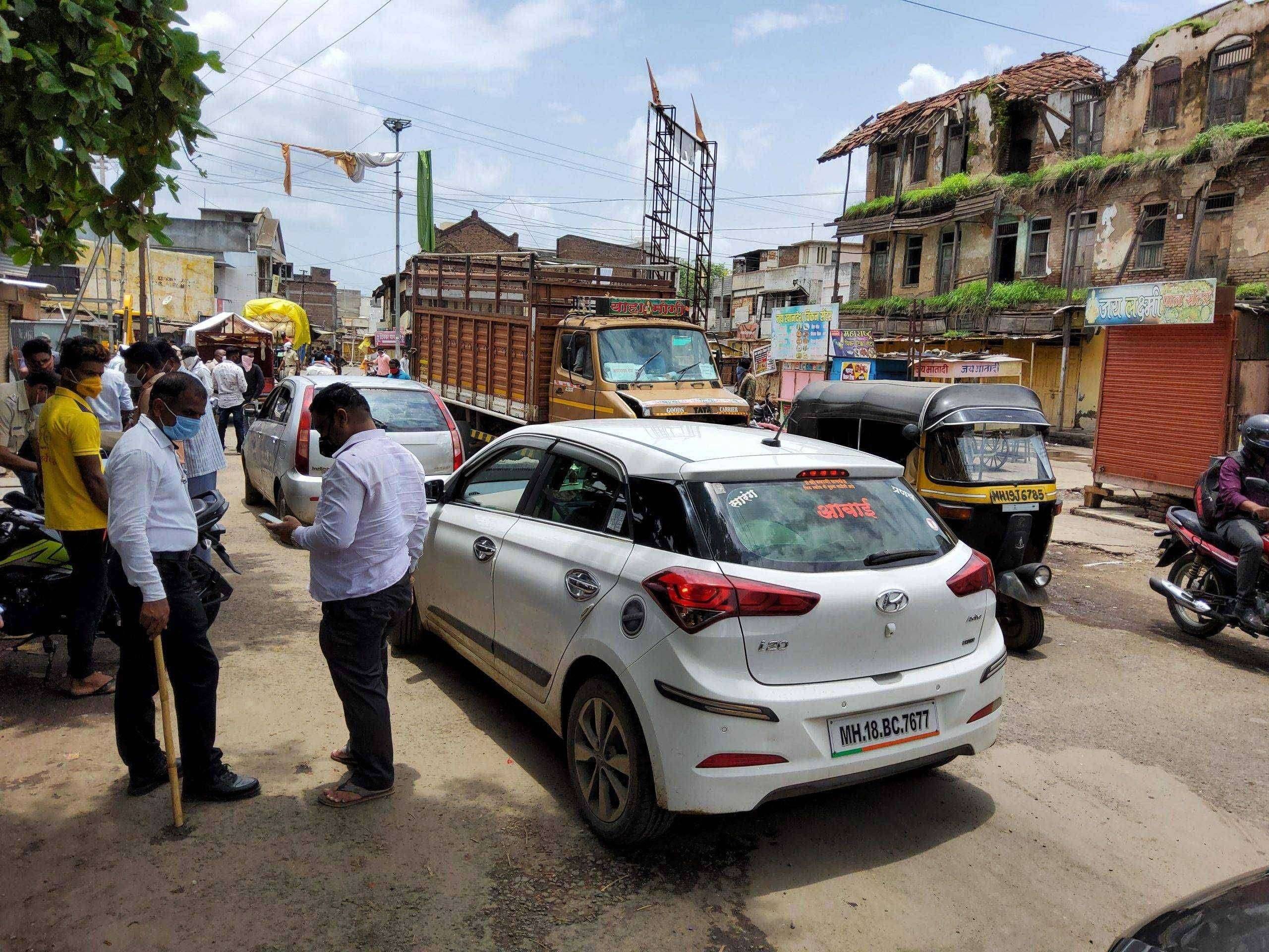 अमळनेर शहरातील लॉक डाऊन च्या अनुषंगाने शहरात फिरणारे लोकांवर १२१ दंडात्मक कारवाई