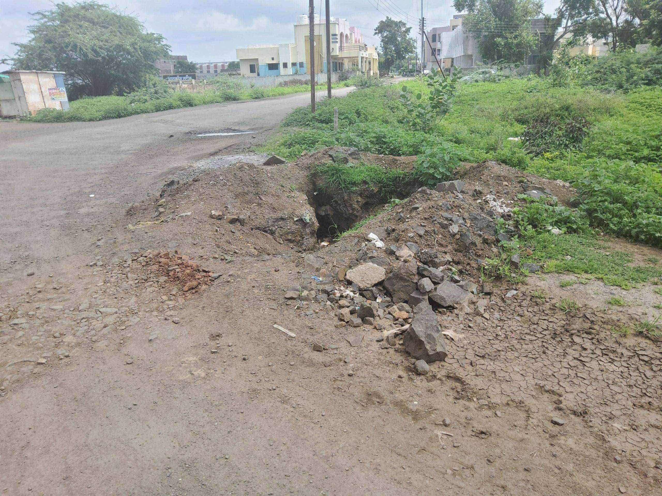 ?️ ठोस प्रहार ब्रेकिंग..खड्डा ठरतोय अपघाताचे कारण.. चला खड्ड्यात पडा...नगरपरिषदेचा खड्डा प्रपंच....