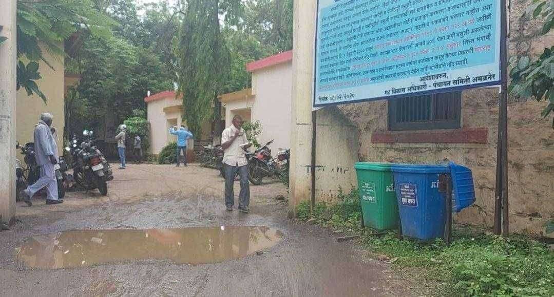 ?️ ठोस प्रहार ब्रेकिंग..अमळनेर पंचायत समितीचे प्रवेशद्वार बनले स्विमिंग पूल..प्रवेशद्वारा जवळील कचऱ्याची कुंडी बनली रोगाचे माहेरघर