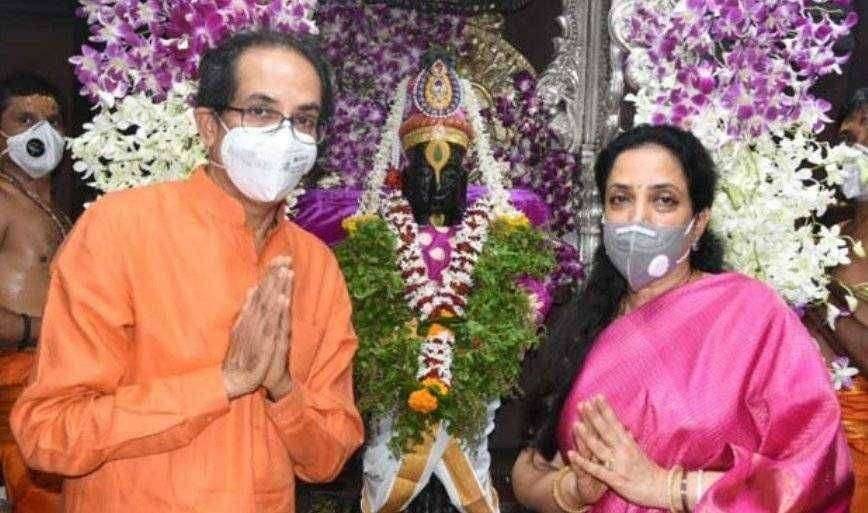 विठ्ठला...महाराष्ट्रास जगाला कोरोनामुक्त कर; मुख्यमंत्री उद्धव ठाकरे यांचे विठ्ठलाच्या चरणी साकडं