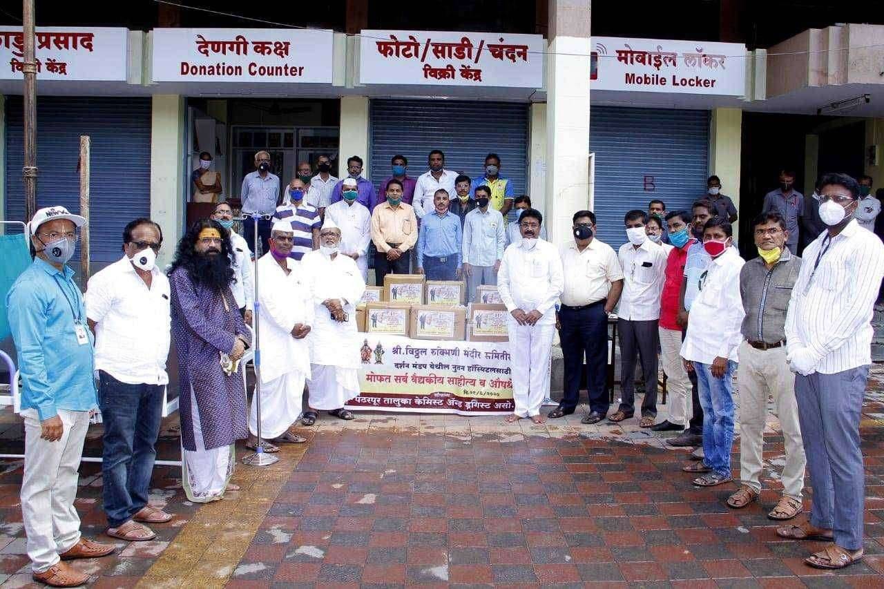 पंढरपूर केमिस्ट असोशियन तर्फे विठ्ठल-रुक्मिणी संचलित यांना तीन लाखाचे वैद्यकीय साहित्याचे मदत