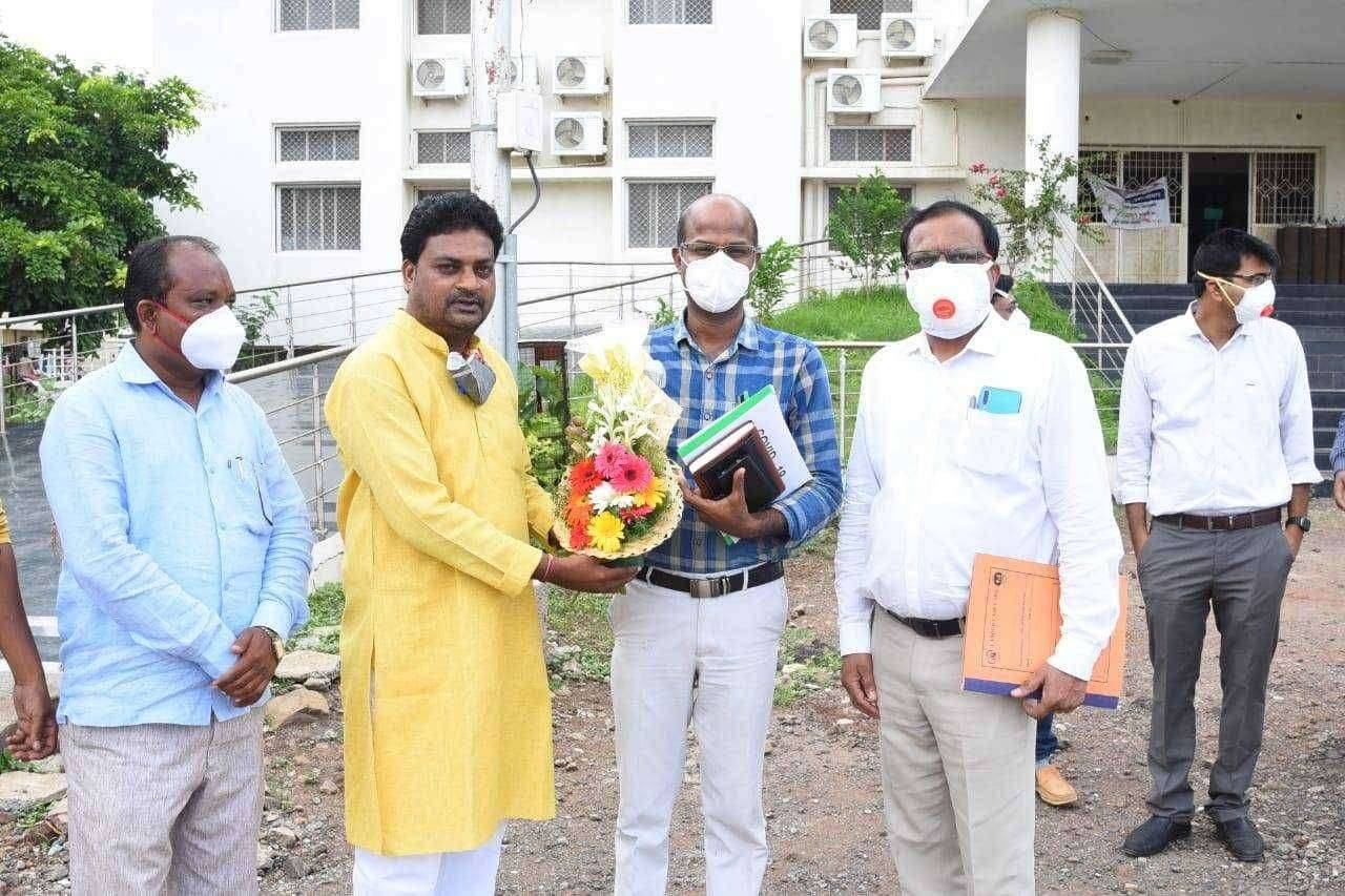 डाॅक्टर्स दिनी कोरोना च्या काळात कर्तव्यावर असलेल्या डाॅक्टरांचा मनसेच्या वतीने सत्कार