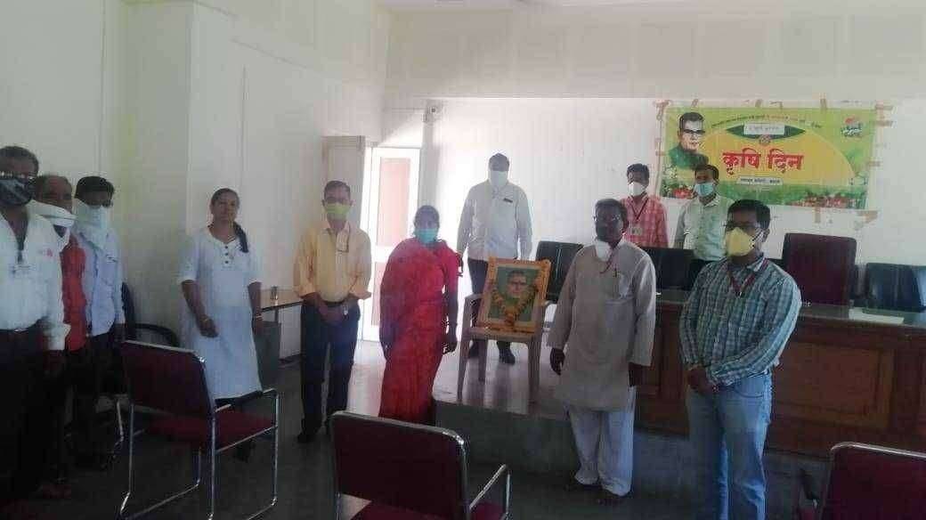 यवतमाळ जिल्हयात कळंब येथे पंचायत समिती कार्यालयात स्व वसंतराव नाईक यांच्या जयंती निमित्त कृषी दिन वसंतराव नाईक कृषी जैवतंत्रज्ञान महाविदयालयाचे प्राध्यापक मा डॉ रवींद्र सातभाई यांच्या अध्यक्षतेखाली साजरा करण्यात आला