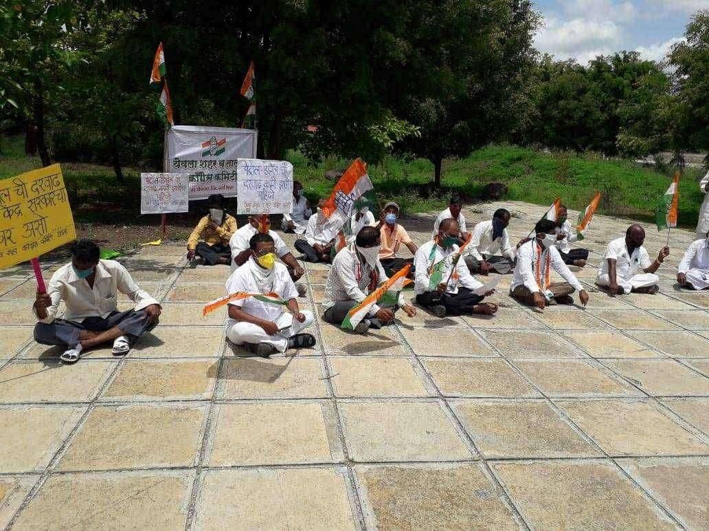 येवला काॅगेसचे तहसील कार्यालयाच्या समोर धरणे आंदोलन