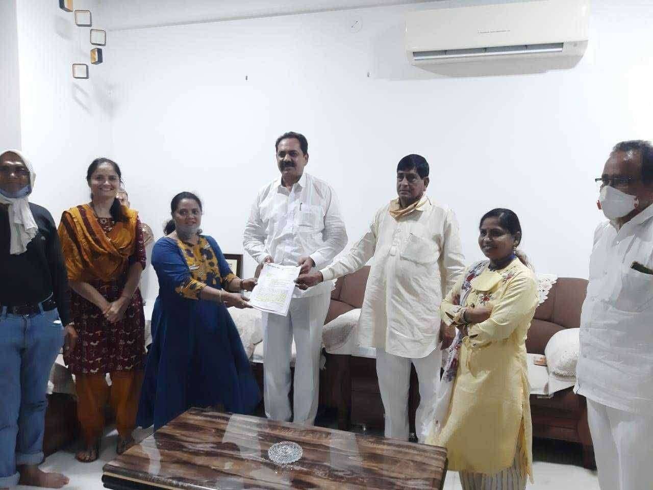 अमळनेर येथील दगडी दरवाजा खरोखर अतिशय जीर्ण झाला असून ताबडतोब प्रस्ताव पाठवून नगरपालिकेने ताब्यात घेऊन त्याचे नूतनीकरण व सुशोभीकरण करावे