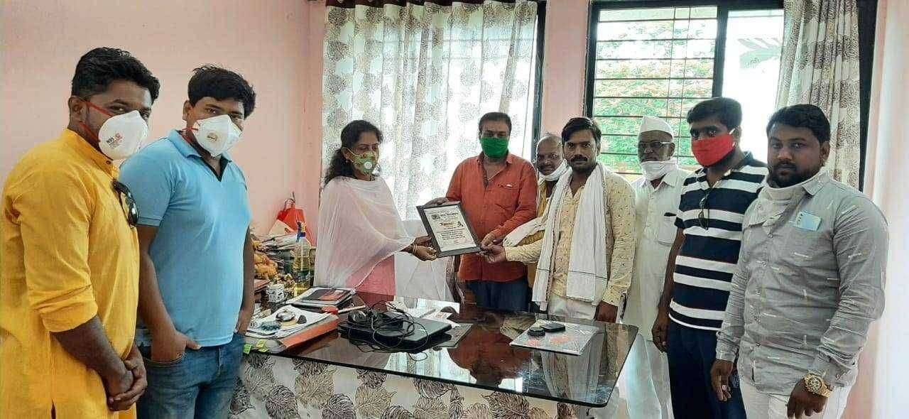 कळंबच्या नायब तहसीलदार परवीन पठाण कोरोना योद्धा पुरस्काराने सन्मानित