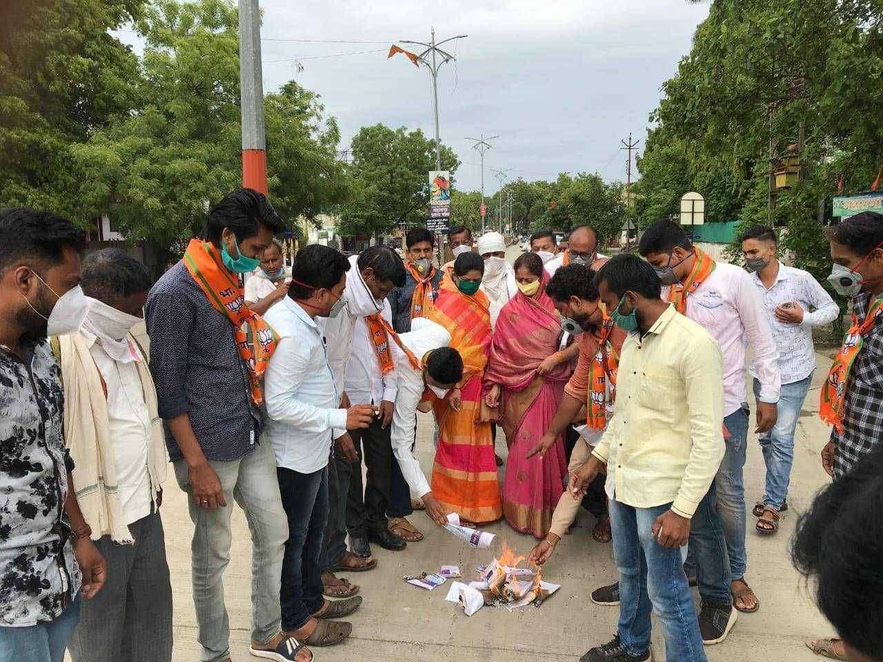 अमळनेर येथे भारतीय जनता पार्टी तर्फे वाढिव लाईट बिलांची होळी