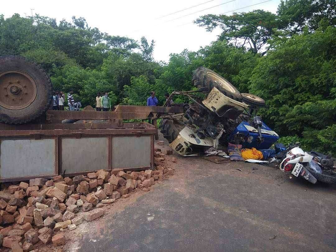 वणी नाशिक रस्त्यावर वनविभागाच्या विश्राम समोर ट्रॅक्टरने दुचाकीला पाठीमागुन धडक दिल्याने अपघातात दुचाकीस्वार जागीच ठार