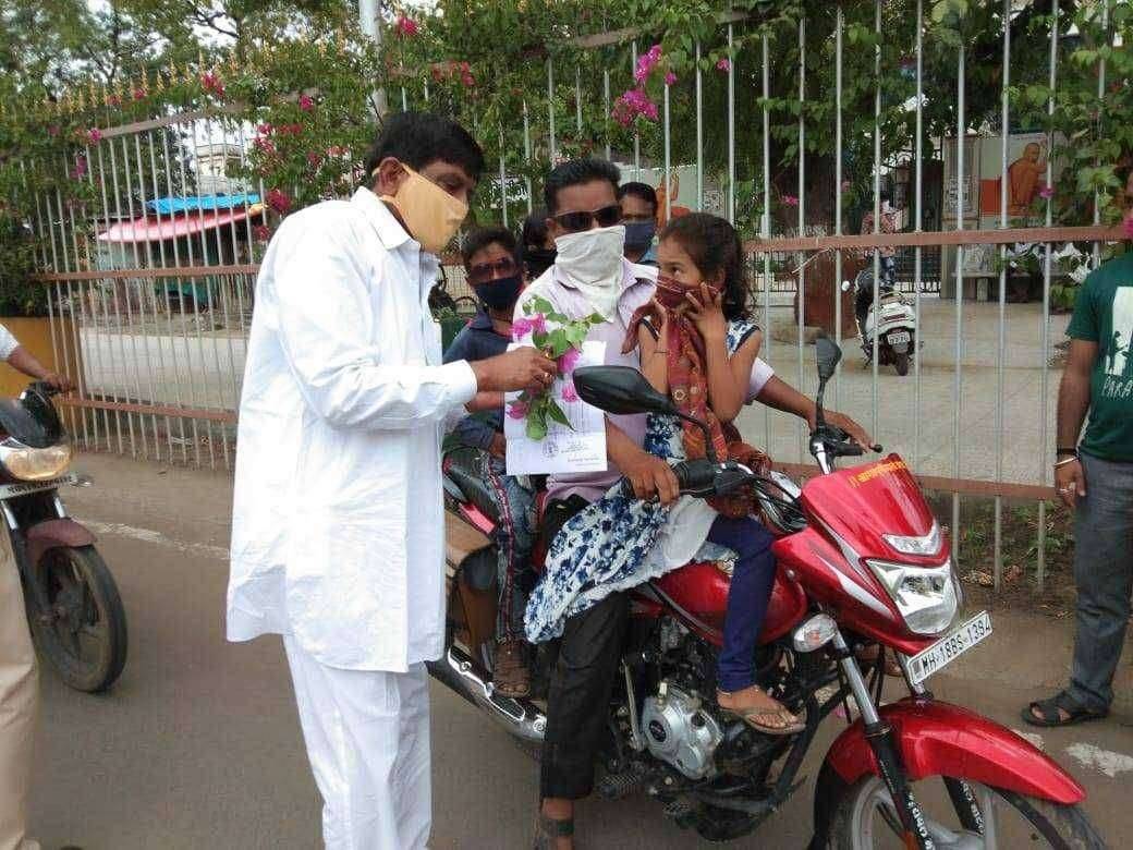 ?️ नियमांचे उल्लंघन करणाऱ्या लोकां साठी माजी आमदार साहेबराव पाटील यांची गांधीगिरी.....