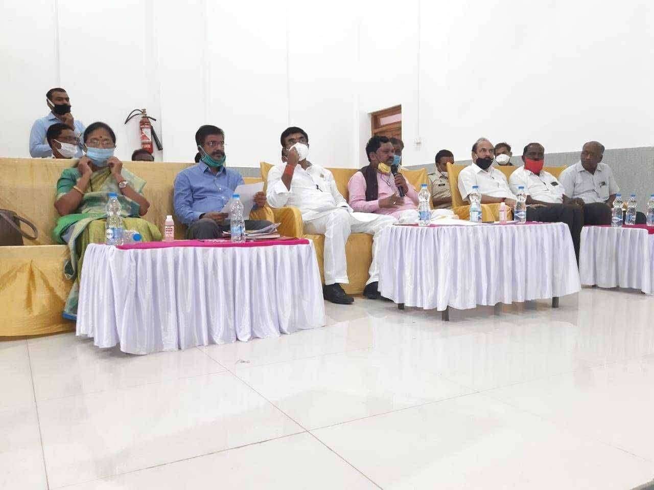 कोरोनाच्या उपाय योजनांवरील कामात अधिकाऱ्यांचा बेजबाबदारपणा खपवून घेतला जाणार नाही:-खासदार अशोक नेते