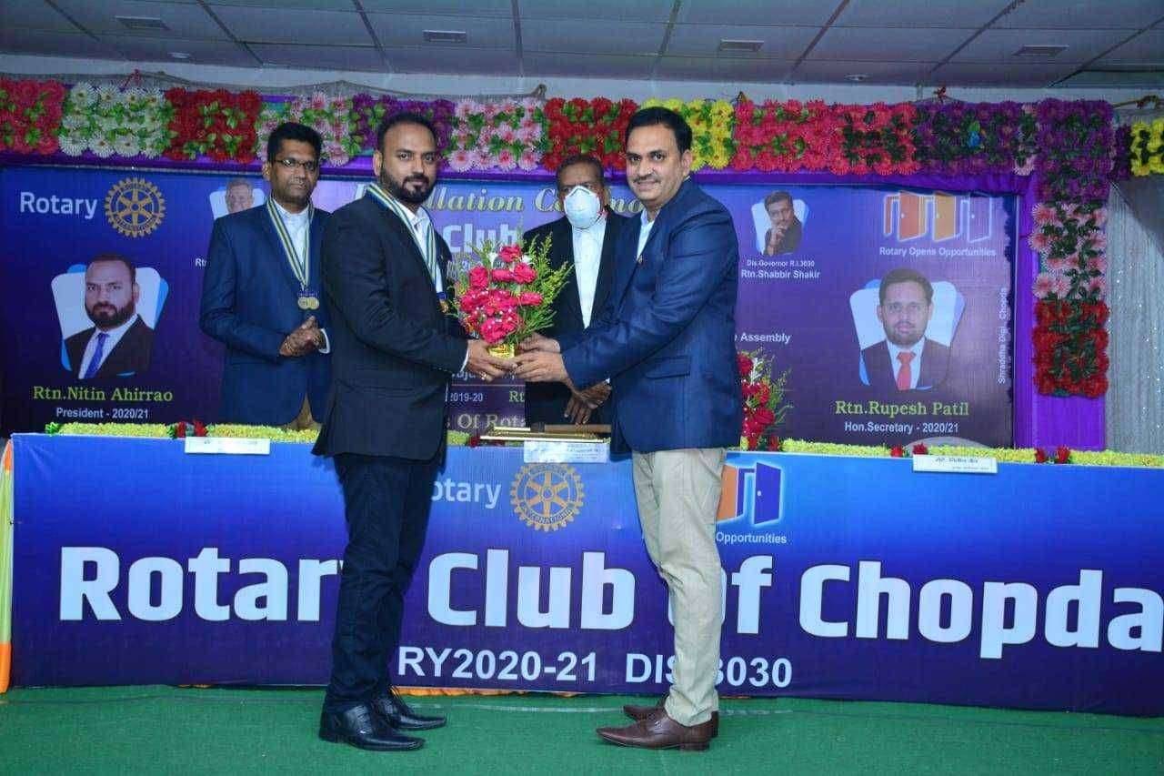 कर्तव्य म्हणून सेवा करा, उपकार म्हणून करू नका