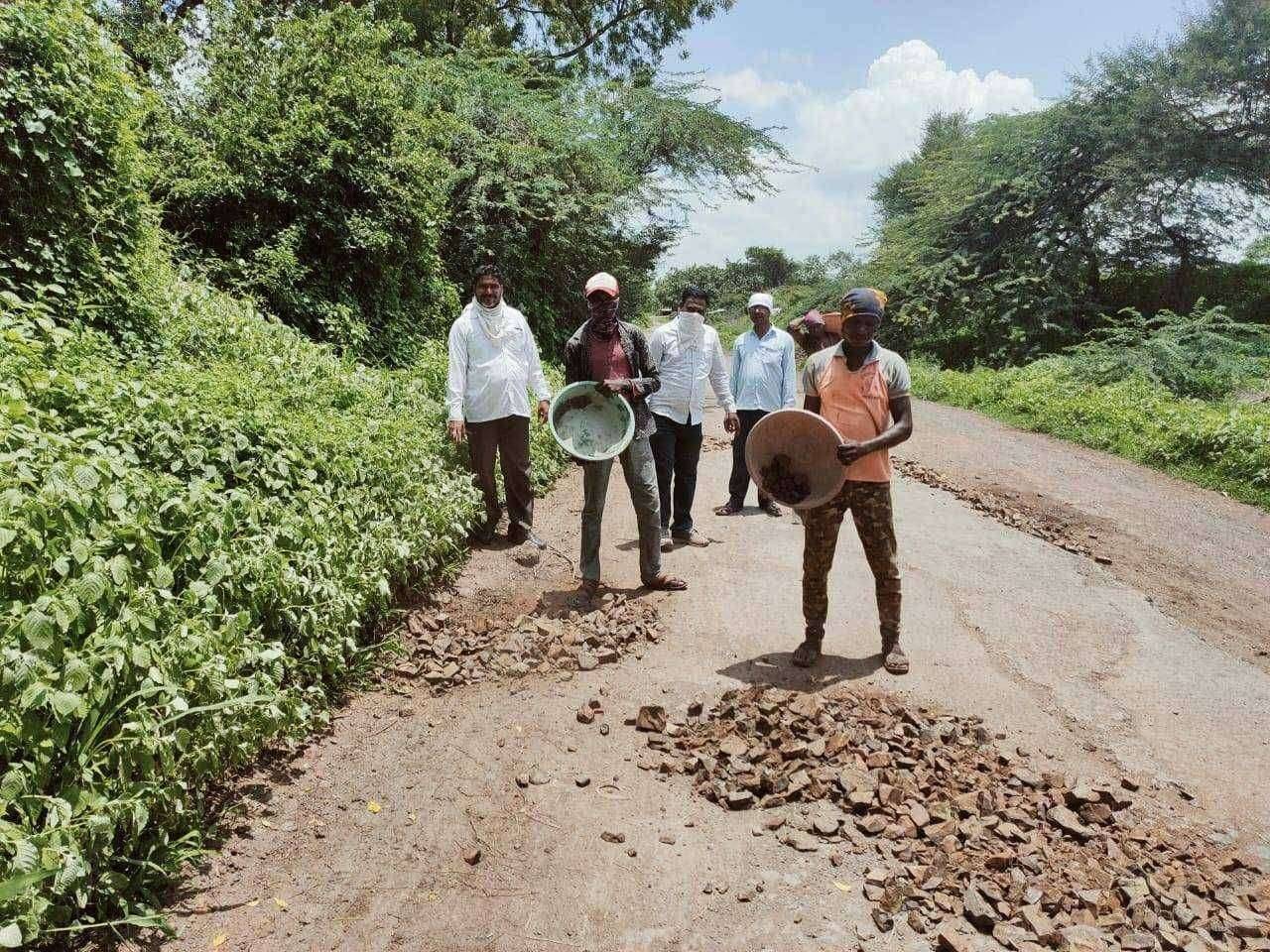 चिनावल कुंभारखेडा रस्ता दुरुस्तीचे कामं प्रत्यक्षात सुरू ...