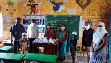 ईनरव्हिल क्लब अपेक्सच्या अध्यक्षा सौ.अपर्णा नंदकिशोर येवलकर यांच्याकडून सन कॅपचे मोफत वाटप