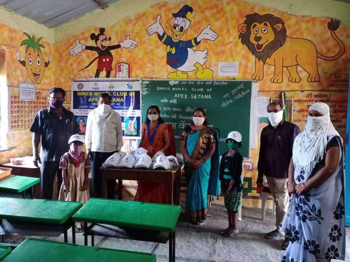 ईनरव्हिल क्लब अपेक्सच्या अध्यक्षा सौ.अपर्णा नंदकिशोर येवलकर यांच्याकडून सन कॅपचे मोफत वाटप