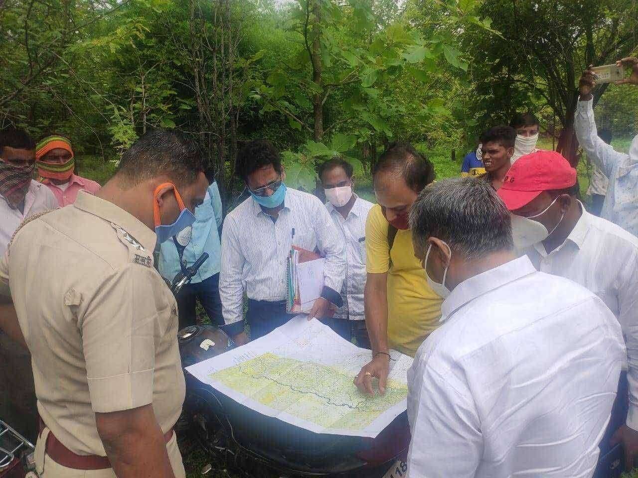 माजी आ.प्रा.चंद्रकांत सोनवणे यांची हंड्याकुंड्या सिंचन प्रकल्पास भेट