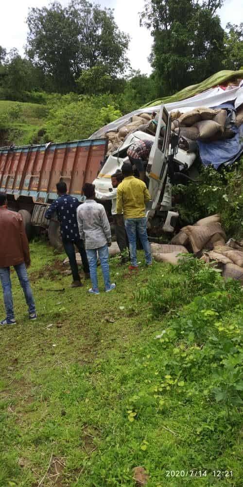 रेशनची वाहतूक करणाऱ्या ट्रकचा चिराई घाटात चालकाचे नियंत्रण सुटल्याने वळणावर अपघात.चालक किरकोळ जखमी
