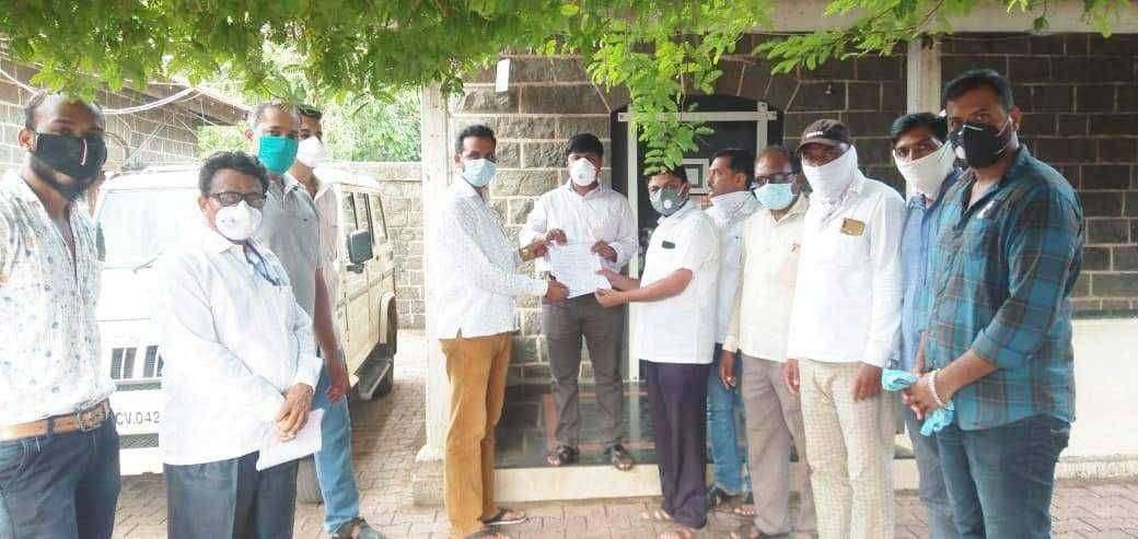 नववी दहावी सह बारावीच्या विद्यार्थ्यांना ही मोफत लेखन साहित्य व पाठयपुस्तके मोफत पुरवा. भाजपा चे तहसीलदारांना निवेदन