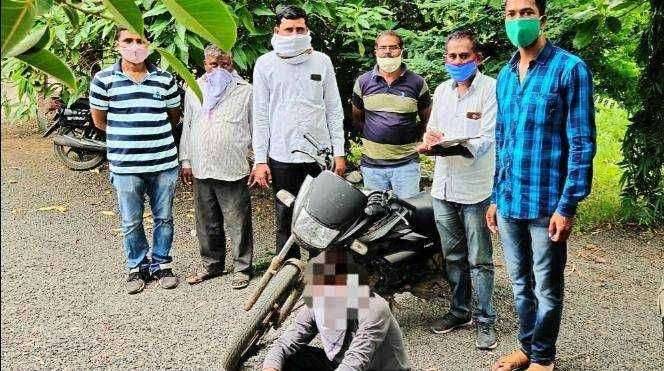 चोरीच्या मोटारसायकलसह संशयीत आरोपी ताब्यात.स्थानिक गुन्हा शाखेची कारवाई