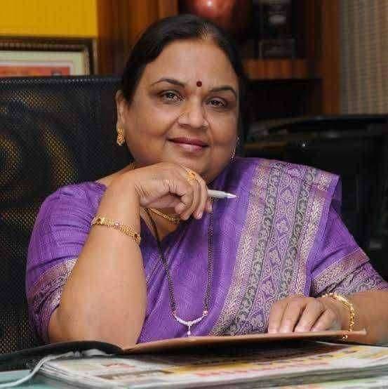 नीला सत्यनारायण यांनी सनदी अधिकारपदाच्या ३७ वर्षांच्या कारकिर्दीत मुलकी खाते, गृहखाते, वनविभाग माहिती