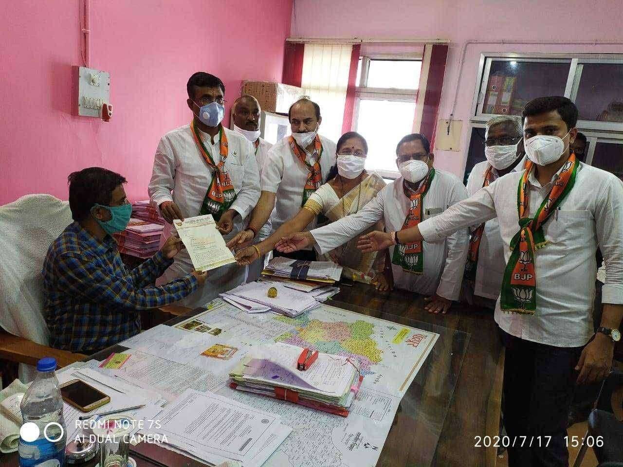 महाराष्ट्र सरकारच्या विरोधात चिमूर येथे निषेध आंदोलन,उपविभागीय अधिकारी यांना दिले निवेदन