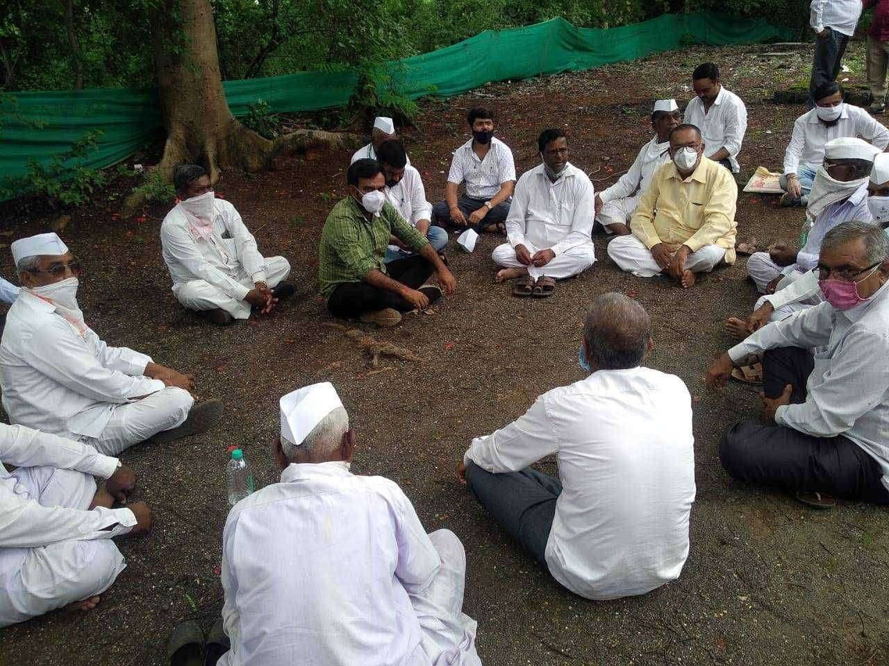 अन विधानसभा उपाध्यक्ष यांनी झाडाखाली बैठक मारत साधला जनतेशी संवाद