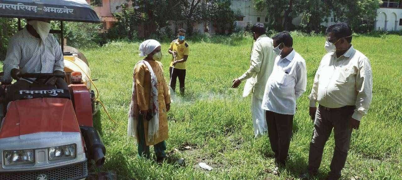 कोविड सेंटर येथे मा.आ. साहेबराव पाटील यांनी केली स्वखर्चाने तणनाशक फवारणी