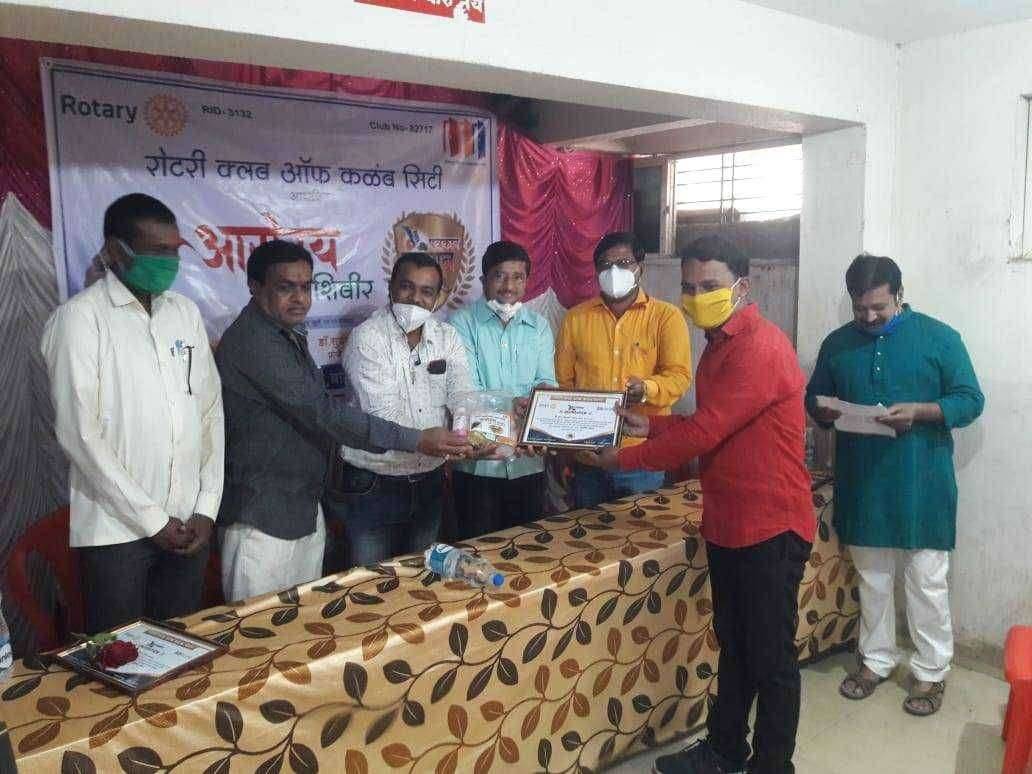 रोटरी क्लब ऑफ कळंब सिटी तर्फे पत्रकारांना कोरोणा योध्दा सन्मान व आरोग्य तपासणी शिबिराचे आयोजन