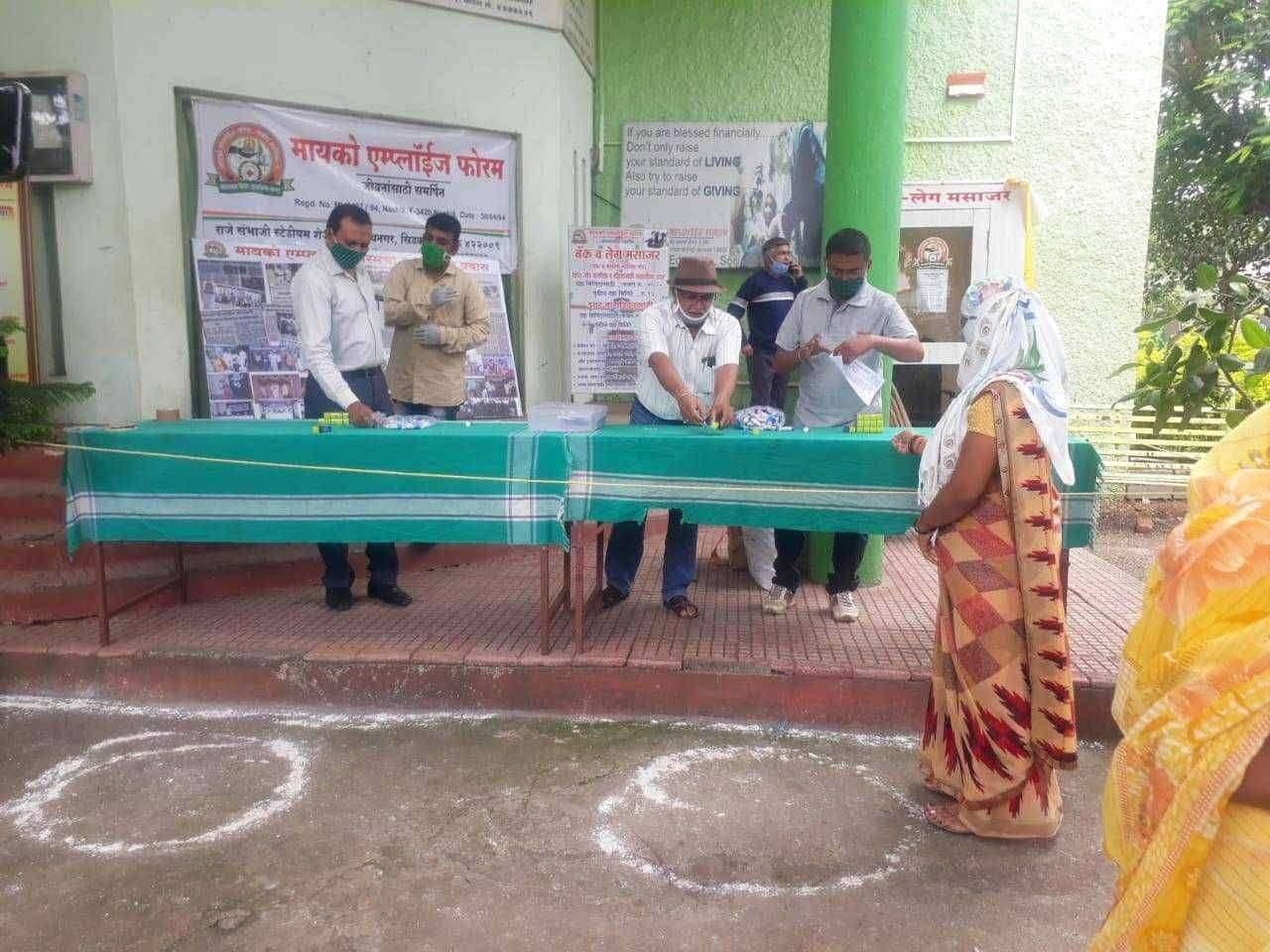 मायको एम्लाॅईज फोरम येथे परिवार मिञ मंङळ वतीने ऑसनिक अल्बम औषधे वाटप