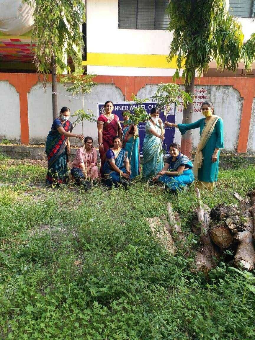 इनरव्हील क्लबतर्फे वृक्षारोपणद्वारे श्रावण महिन्याचे स्वागत