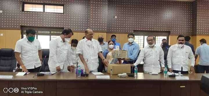 अन शरद पवारांनी ओमराजे निंबाळकरांना व्यासपीठावर बोलावून घेतले