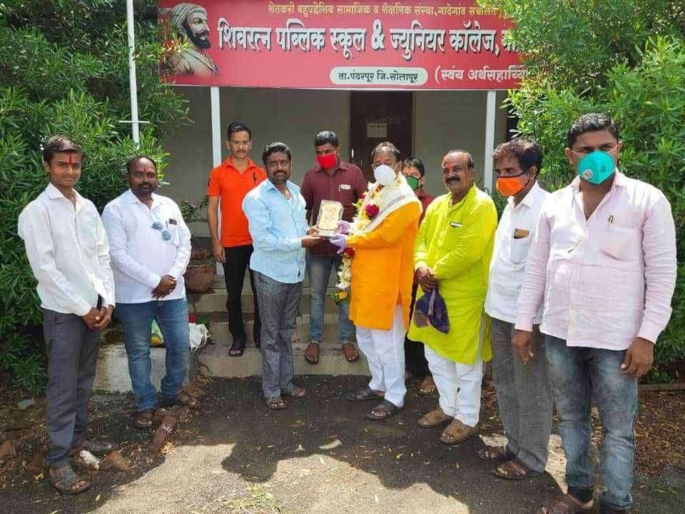 शिवरत्न ज्युनिअर कॉलेज गादेगाव यांच्यावतीने मनसेचे सरचिटणीस दिलीप बापू धोत्रे यांनी सन्मान चिन्ह देऊन सत्कार करण्यात आला