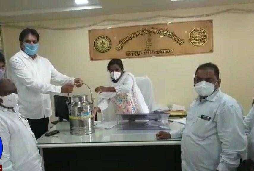 इंदापुरच्या तहसिलदारांना महायुतीच्या वतीने गाईच्या दूधाची किटली माजी सहकार मंत्री हर्षवर्धन पाटील यांच्या हस्ते देऊन आंदोलन.