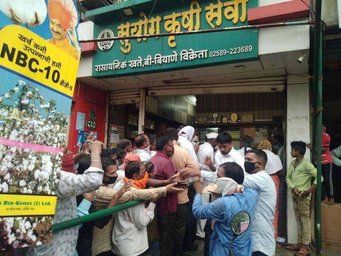 निवडणुकीत पावसात भिजणाऱ्या राज्यकर्त्यांनी शेतकऱ्यांच्या व्यथा जाणाव्यात - शेतकऱ्यांच्या संतप्त प्रतिक्रिया