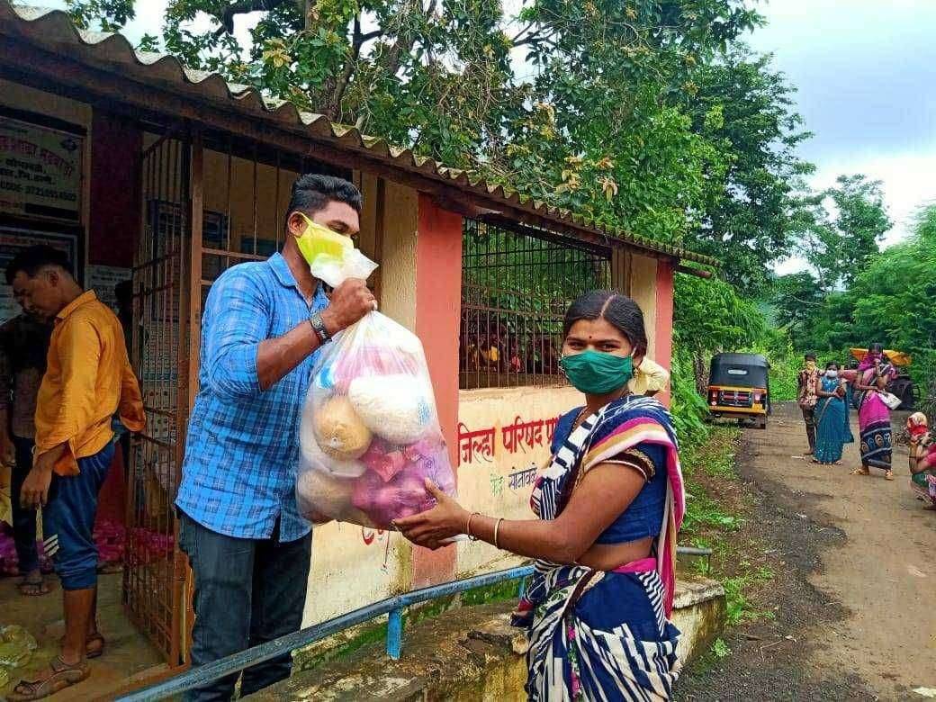 वेल्फेयर सोसायटी फॉर डेस्टिट्यूट childrens बांद्रा,मुंबई या ट्रस्ट वतीने आदिवासी गाव मढ येथे जीवनावश्यक वस्तु वाटप