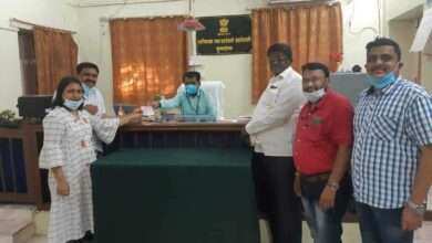 पति च्या वाढदिवसानिमित्त पूर्णाड येथील सरपंचांनी ऑक्सिजन पाईपलाईन साठी दिली आर्थिक मदत तहसीलदार यांच्याकडे धनादेश सुपूर्द