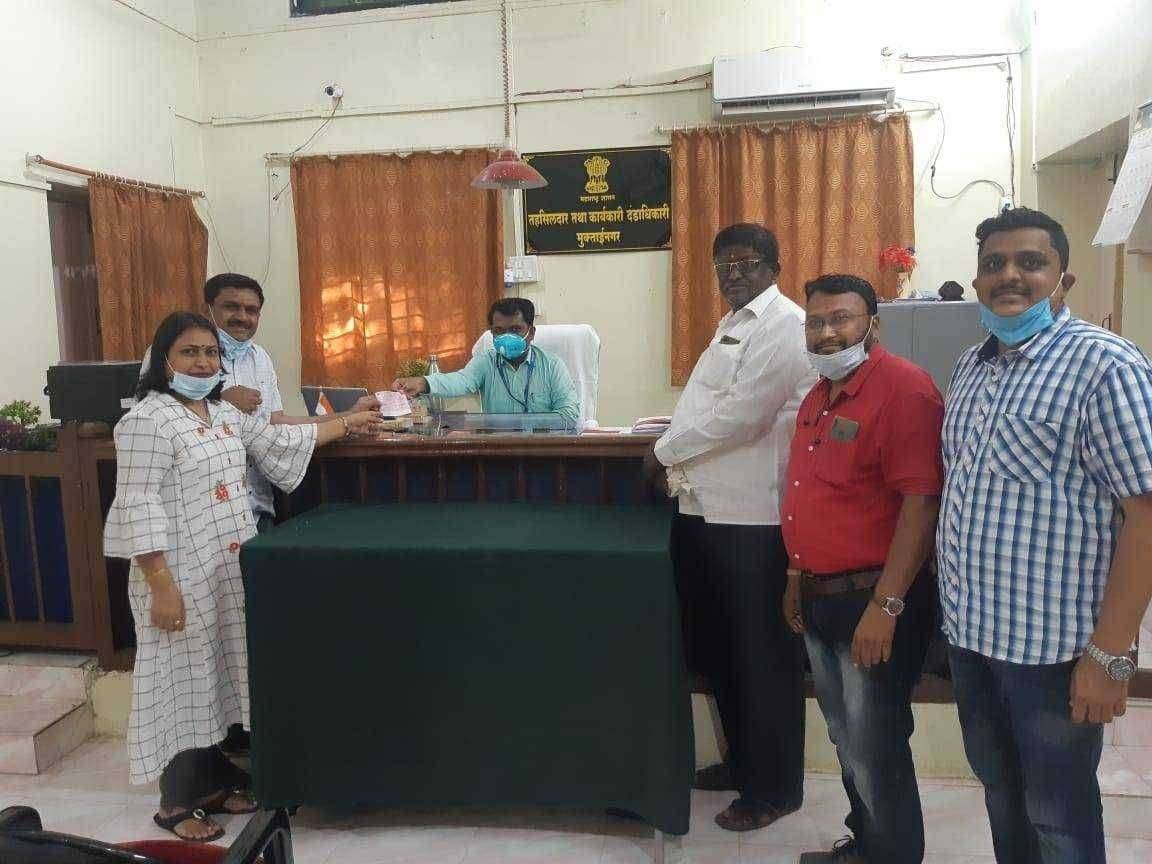 पति च्या वाढदिवसानिमित्त पूर्णाड येथील सरपंचांनी ऑक्सिजन पाईपलाईन साठी दिली आर्थिक मदत तहसीलदार यांच्याकडे धनादेश सुपूर्द