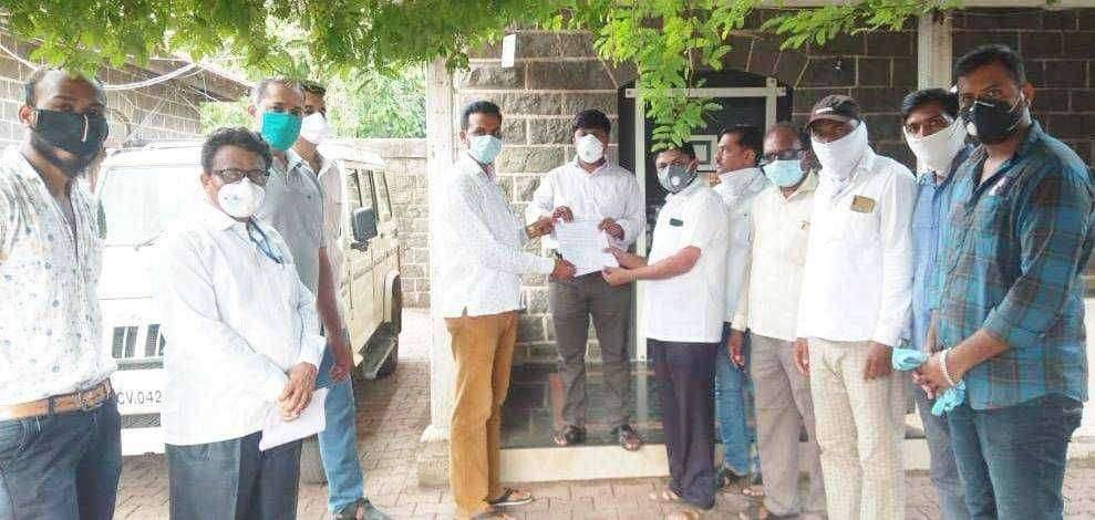 चोपडा उपजिल्हा रुग्णालयातील मूलभूत सुविधा बाबत राज्यशासनाच दुर्लक्ष. भाजपा चे तहसीलदारांना निवेदन