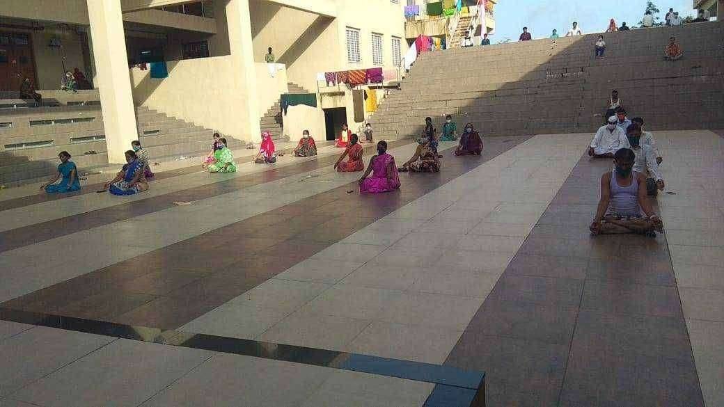 सकस आहार, योगासने आणि संगीत दक्षिण सोलापूरच्या कोविड केअर सेंटरमध्ये उपचाराचा अनोखा प्रयत्न