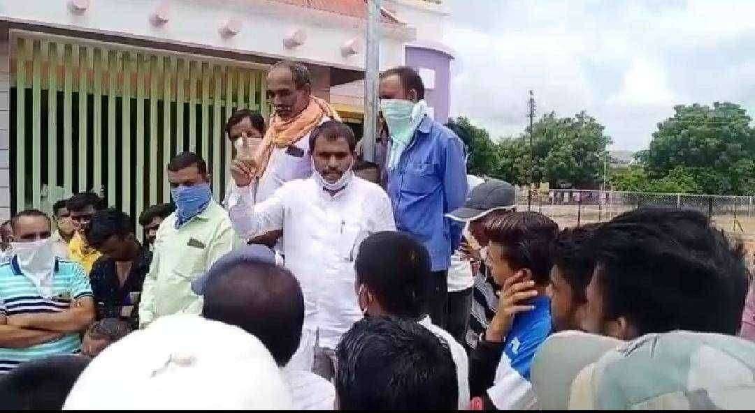 मालेगांव तालुक्यातील तळवाडे येथील सिडिकेट बँक स्टाफ यांची गैरवर्तवणूक ग्रामस्थ संतप्त