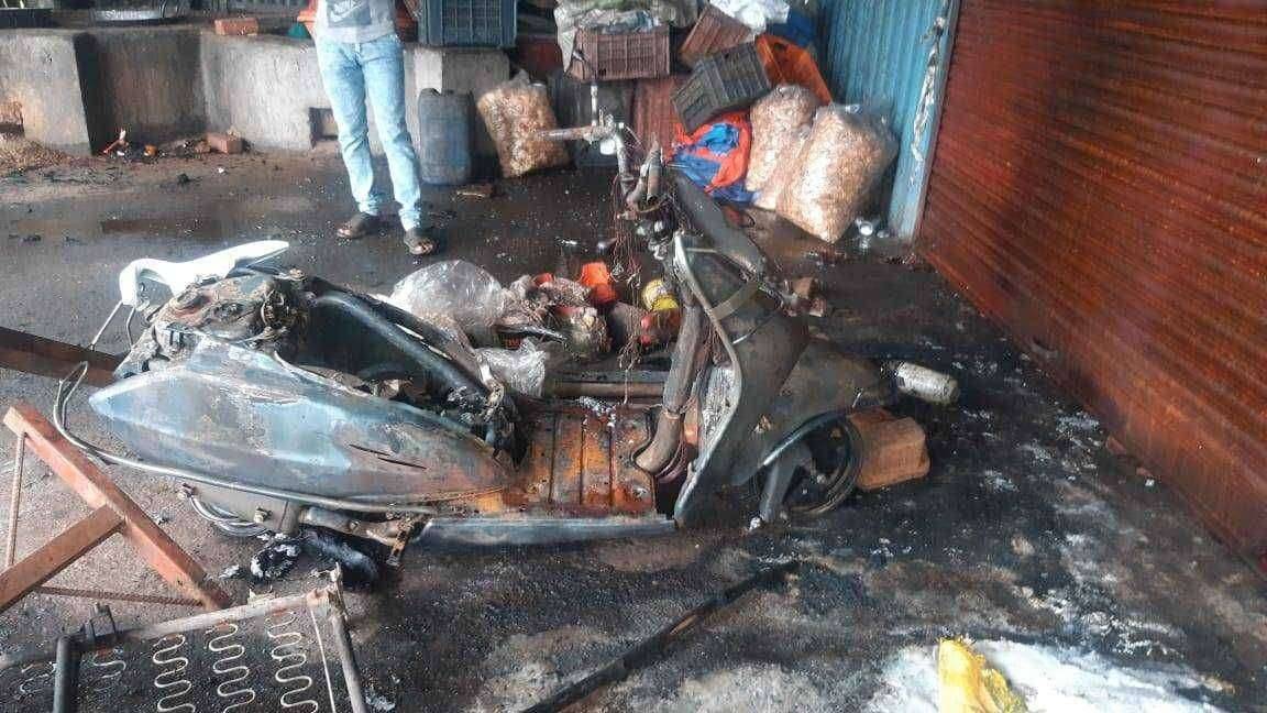 ?️ सावदा रेल्वे स्टेशन येथे गुंडाराज. ? अज्ञात भामट्यांनी बाईक, चारचाकी वाहनांची तोडफोड करून केली जाळपोळ : वाचमनला मारहाण करून केले जखमी