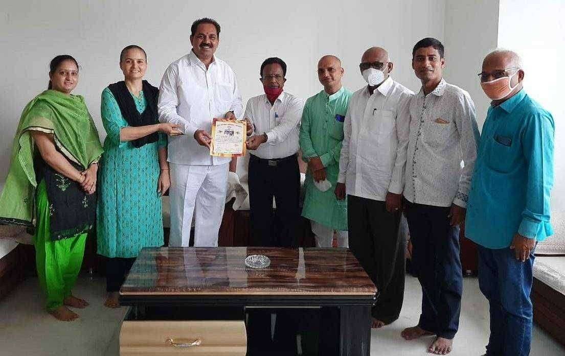 कोरोना महामारीत पाहिले कोव्हिड केअर सेंटर व कोव्हिड रुग्णालय उभारून जिल्ह्यात आदर्श निर्माण केला म्हणून आमदार पाटील दांपत्याचा युवा प्रतिष्ठानतर्फे गौरव.